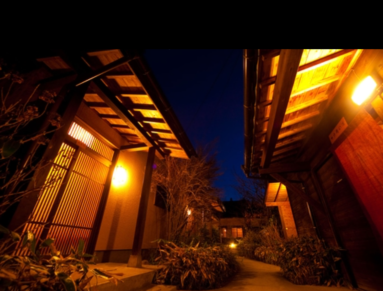 湯布院宿 大分県由布市に位置する「御宿 由布乃庄」（Oyado Yufunosho）は、由布院温泉地域にある高級温泉旅館の１つです。 以下は「御宿 由布乃庄」についての一般的な情報です： 1. 宿泊施設: 「御宿 由布乃庄」は、日本の伝統的な旅館で、和風の建物と庭園を持つ宿泊施設です。 客室は和室が中心で、畳敷きの部屋や温泉を楽しむための露天風呂付き客室など旅館内には、温泉や浴場リラクゼーションスペースもあり、お客様に快適な滞在を提供