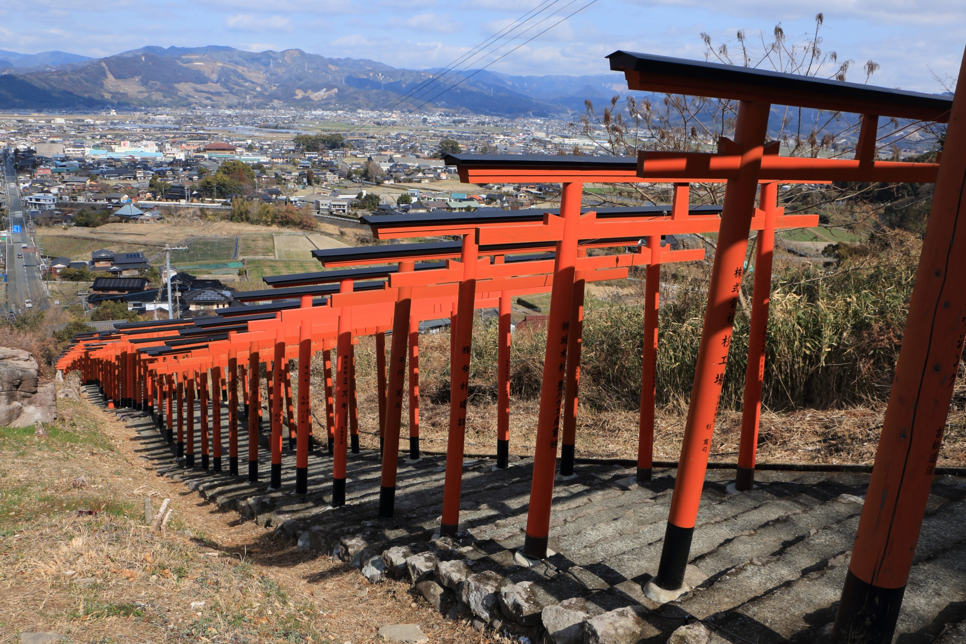 福岡県浮羽市にある神社。標高約500mの山中にあり、朱塗りの鳥居が連なる参道が有名。鳥居×91基が並ぶ