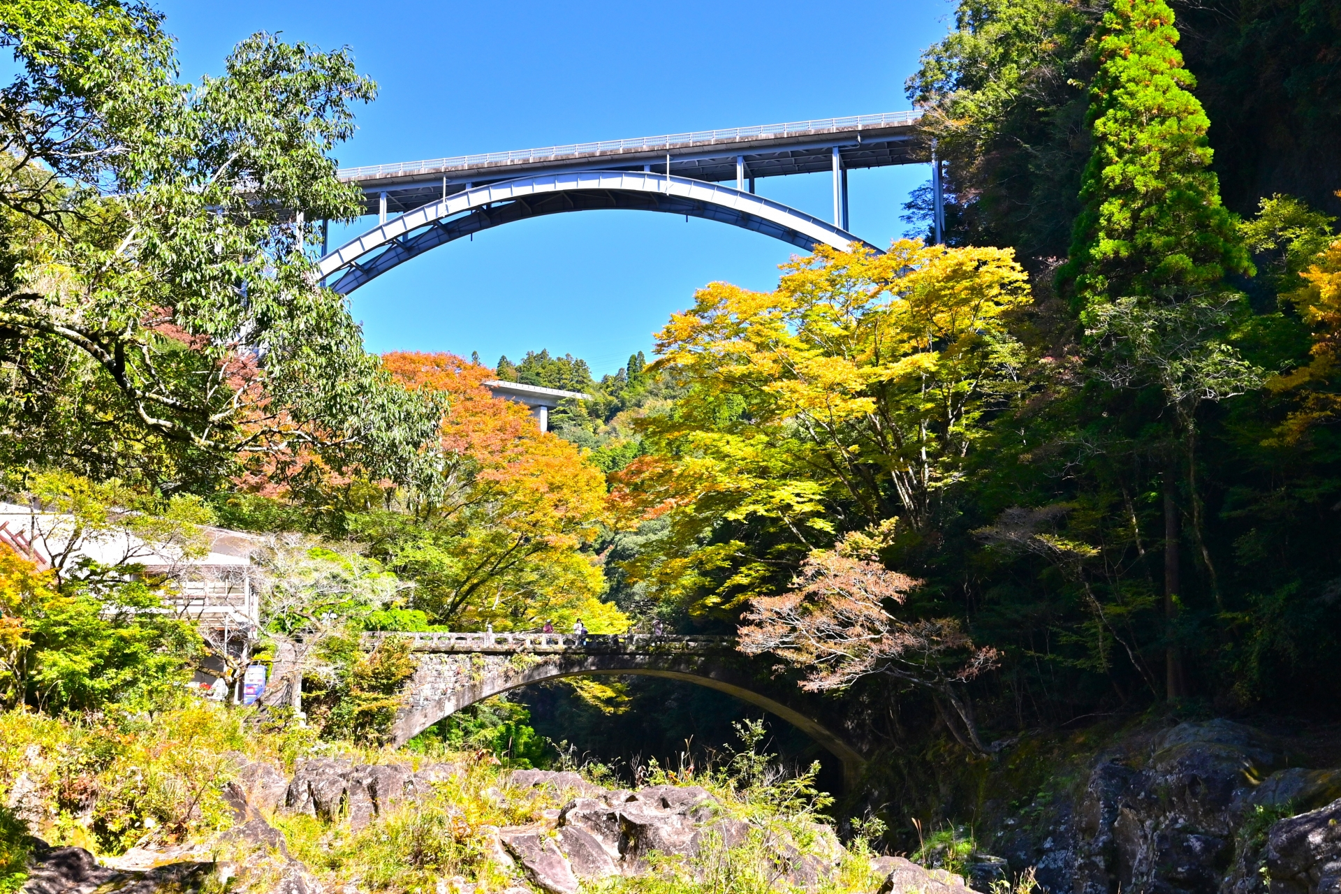 東洋一の高さを誇った鉄橋で、眼下に広がる渓谷の絶景を楽しむことができます